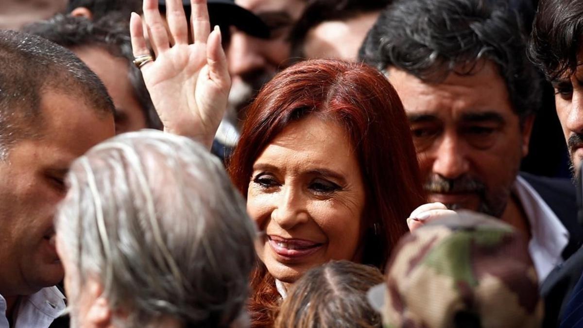 Cristina Fernández de Kirchner, a la salida de los juzgados donde fue a declarar, el 13 de abril, en Buenos Aires.