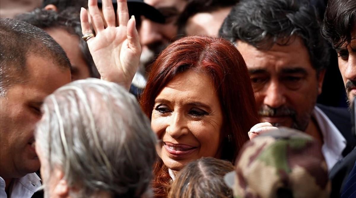 Cristina Fernández de Kirchner, a la salida de los juzgados donde fue a declarar, el 13 de abril, en Buenos Aires.
