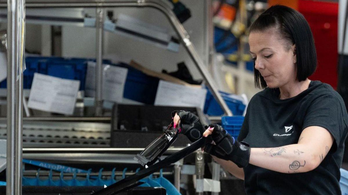 Cadena de producció de cotxes a la fàbrica de Seat a Martorell. | DAVID ZORRAKINO / EUROPA PRESS