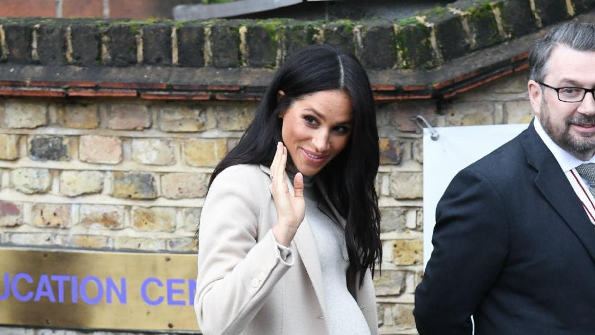 Meghan Markle con un look premamá en tonos crudos durante un acto oficial en Londres