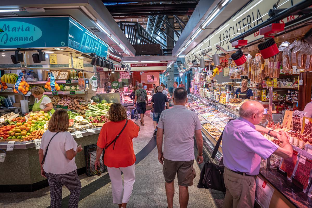 Compradores en el mercado de Santa Caterina, en Barcelona.