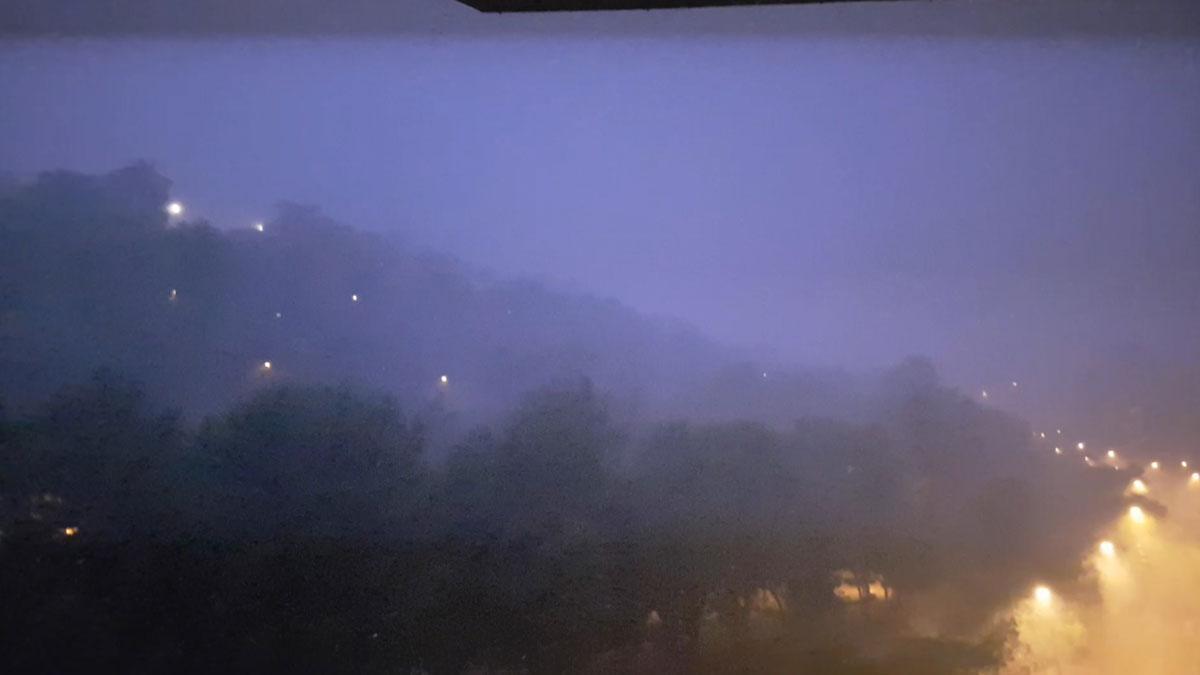 La tormenta nocturna de Barcelona, en la zona de Miramar.