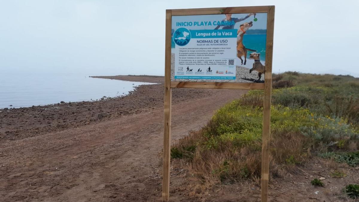 Señalización de la playa canina Lengua de la Vaca, en Cartagena.