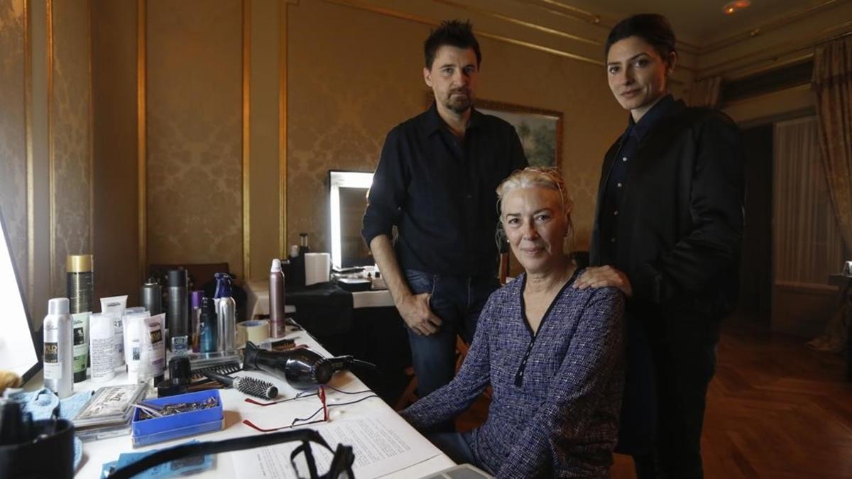 Ramón Salazar, con las actrices Susi Sánchez (en el centro) y Barbara Lennie, en el rodaje de 'La enfermedad del domingo'.