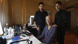 Ramón Salazar, con las actrices Susi Sánchez (en el centro) y Barbara Lennie, en el rodaje de ’La enfermedad del domingo’.