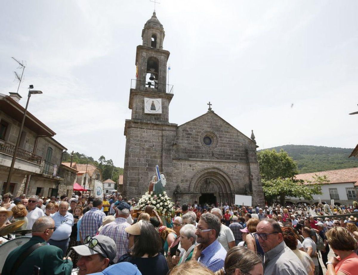 A esquerda unha imaxe pasa por diante da igrexa no Santuario. A dereita as imaxes están sobre pedras a hora da misa.   | // ANXO GUTIÉRREZ