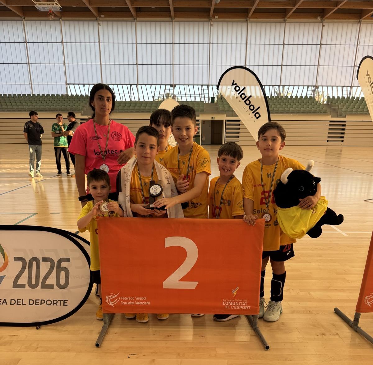 El equipo masculino Decorgandia, en el podio autonómico