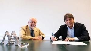 Conte firmando su nuevo contrato con el Nápoles