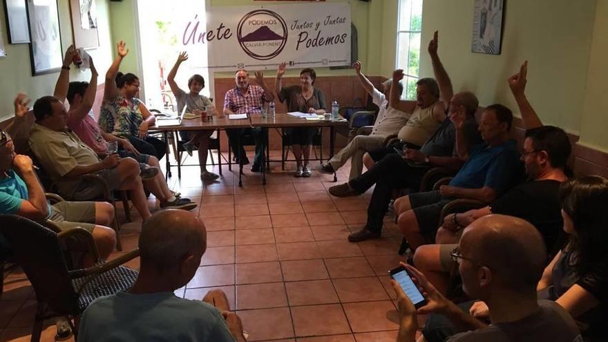 El círculo de Podemos Calvià Ponent se reunió ayer por la tarde en la urbanización Galatzó.