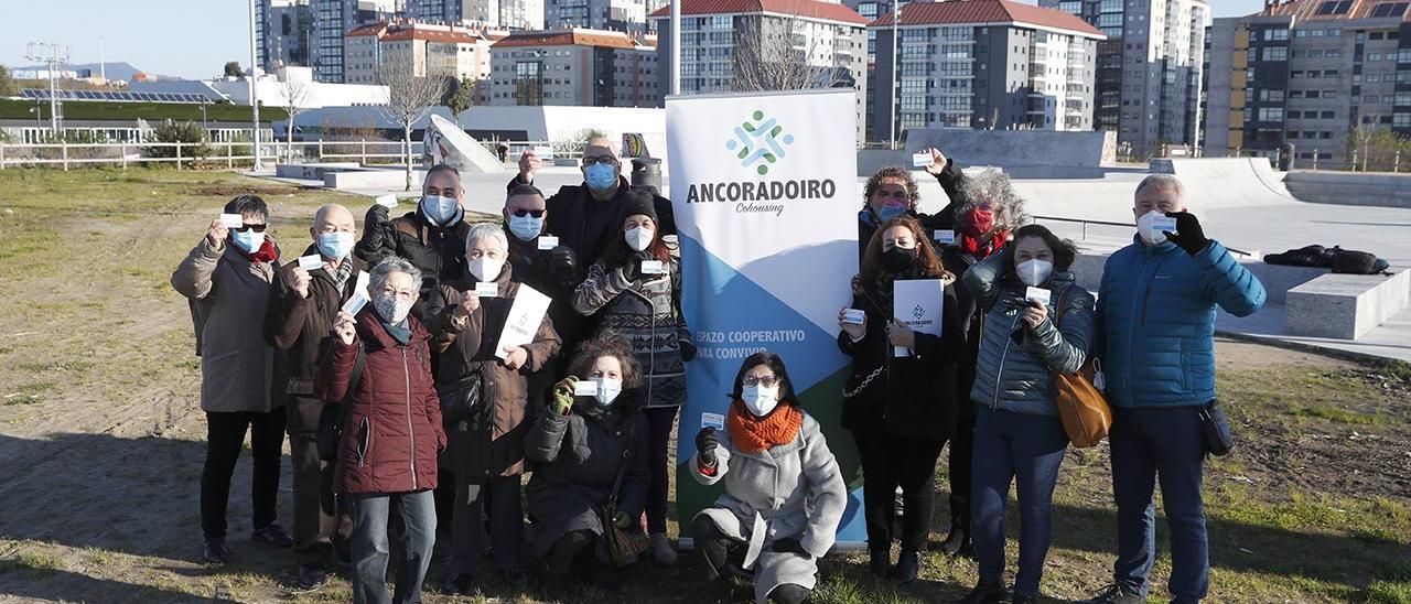 Algunos de los integrantes de la cooperativa Ancoradoiro, ayer con sus carnés de socio en Navia