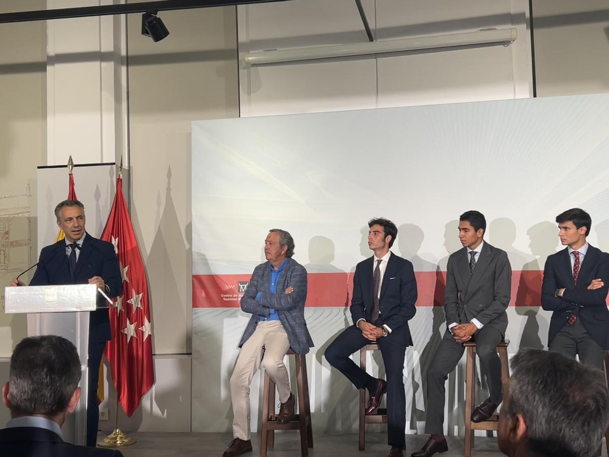 El consejero Carlos Novillo durante la presentación de la final de la VI Copa Chenel con los tres diestros que se han clasificado para disputarla.