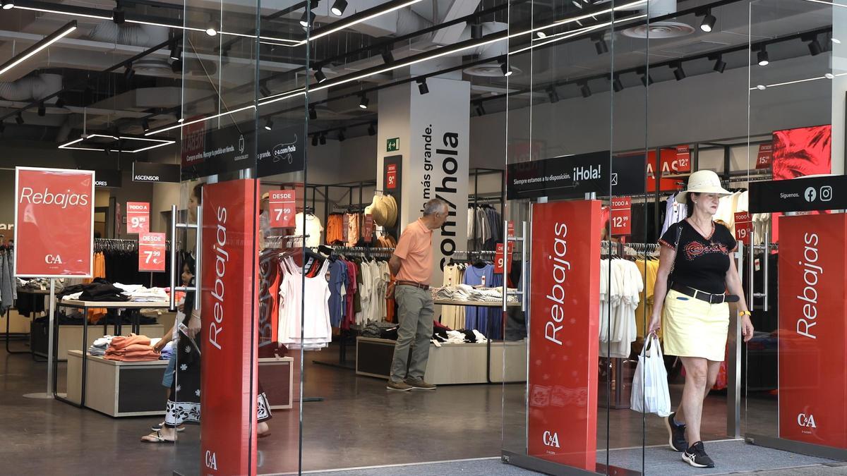 Una tienda en plena temporada de rebajas de verano.