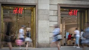 Clientes comprando en el centro de Barcelona.