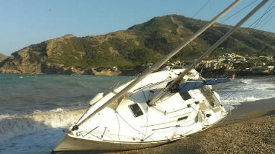El fuerte oleaje hace varar un velero en la playa del Albir