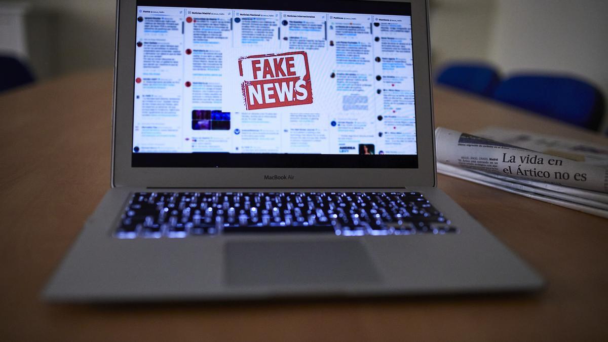 Archivo - Una persona lee en su ordenador portátil una noticia falsa, en Madrid (España), a 5 de noviembre de 2020. El Gobierno ha aprobado un procedimiento de actuación contra las conocidas como &#039;fake news&#039; mediante el cual monitorizará la información y