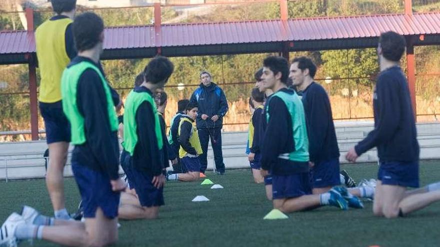 Paco Fernández, en La Toba, dando instrucciones a los jugadores del Avilés en la temporada 2008-09.