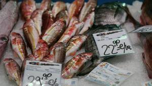 Producto a la venta en una pescadería del mercado de El Fontán, en Oviedo. EFE/J.L. Cereijido.