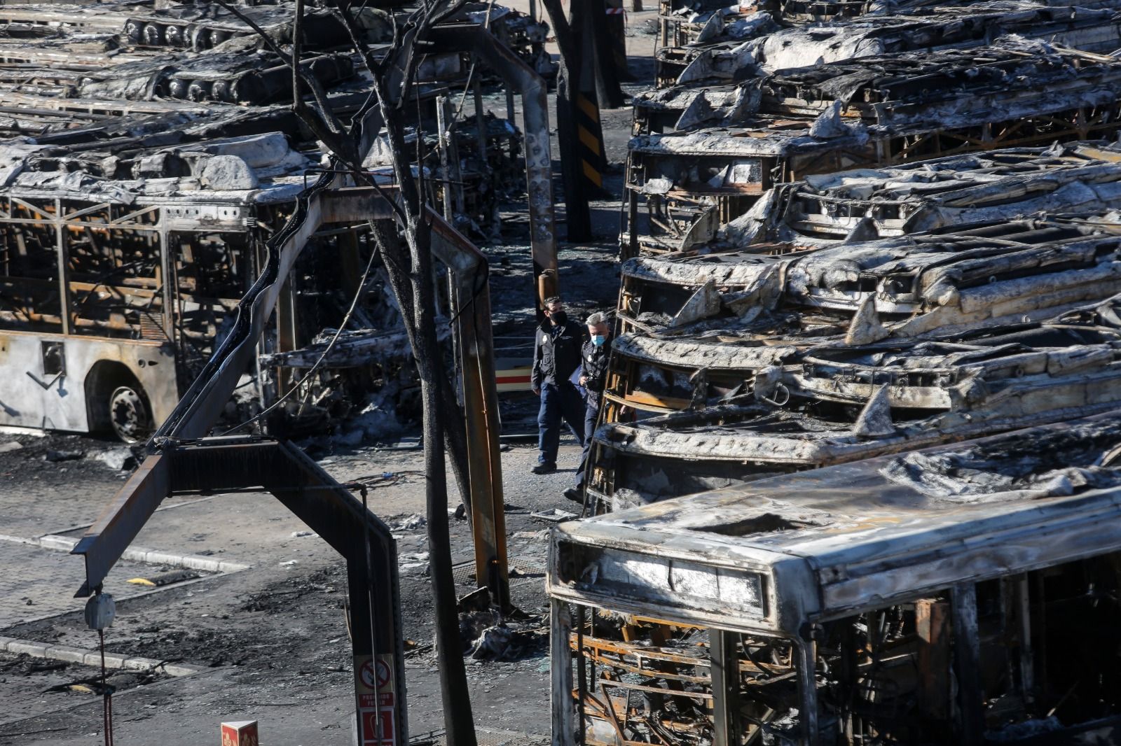 Los efectos del incendio en la EMT Valencia