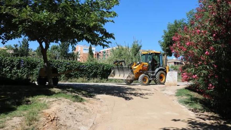 Una grúa trabaja en un tramo del Parque Fluvial.