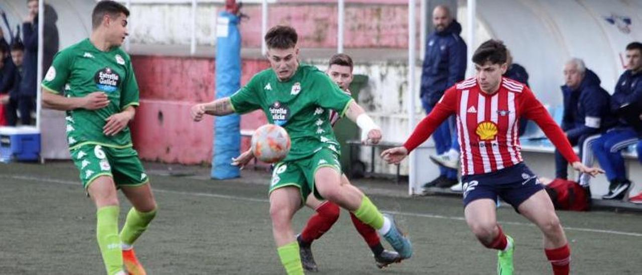 Guime (derecha) en una acción del partido entre el Alondras y el Deportivo B. |  // SANTOS ÁLVAREZ