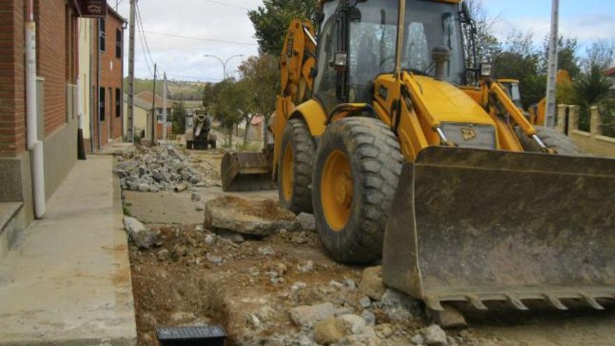 Aspecto que presentaban ayer las obras de renovación de tuberías del agua en la calle San Pedro en Morales.