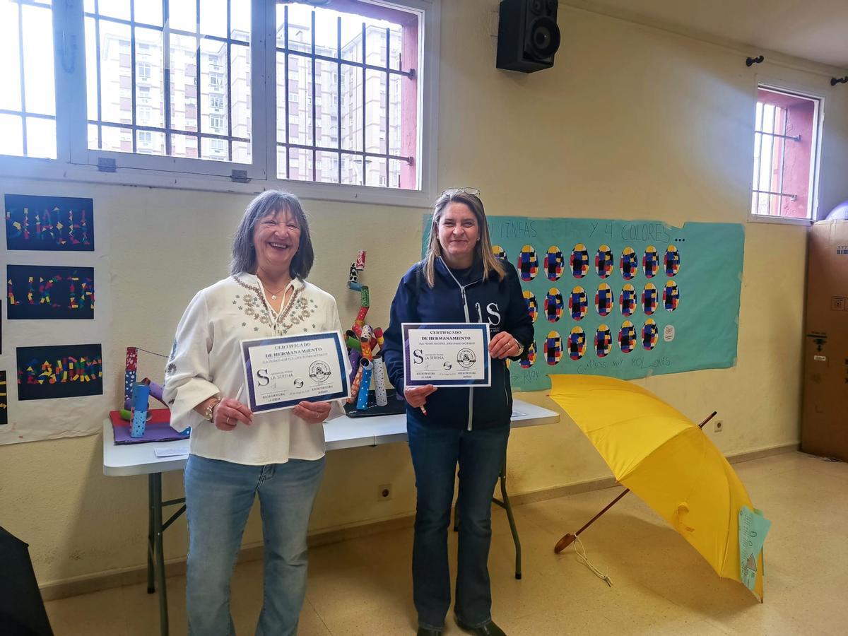 Susi Martínez, a la izquierda, y Arancha Sánchez, en la sede de la asociación vecinal "Santiago".