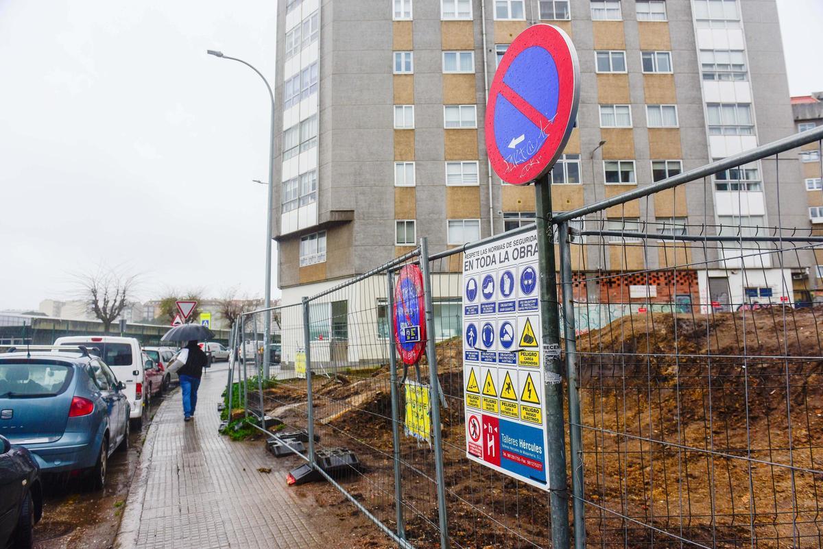 El suelo rocoso paraliza la obra de la nueva plaza de O Castrillón