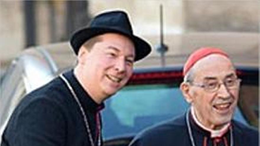 Un fals bisbe intenta entrar al recinte on se celebren les reunions prèvies al conclave