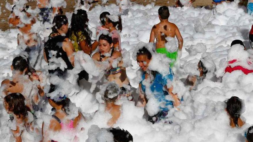 Cientos de niños participan en la fiesta de la espuma de Los Bloques - La  Opinión de Zamora