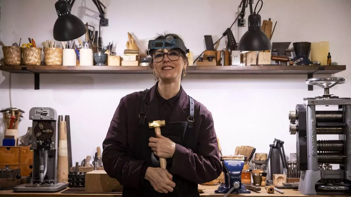 Assumpta Bou, la guardiana de la joyería arqueológica tiene taller en Barcelona