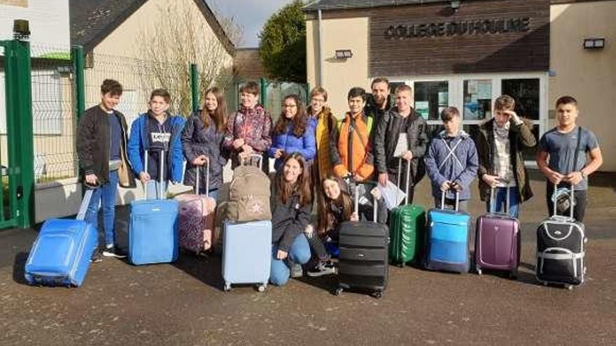 Los alumnos estradenses, a su llegada al College du Houlme.