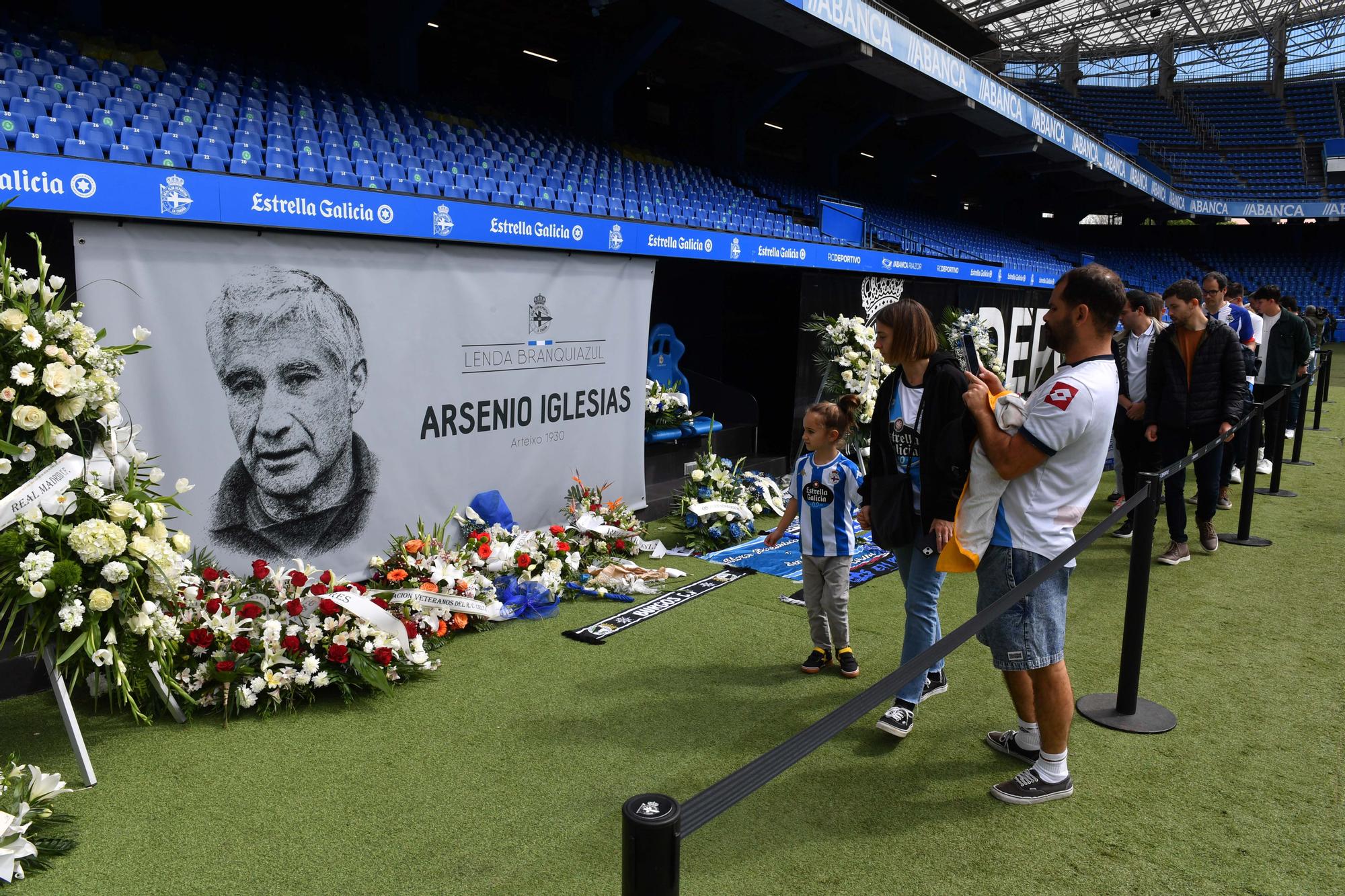 El deportivismo en masa da su último adiós a Arsenio Iglesias en Riazor