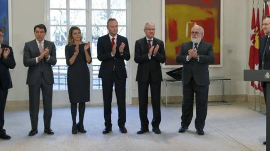 Los presidentes de Extremadura, Madrid, Murcia, Comunidad Valenciana y Castilla-La Mancha aplauden a Rajoy ayer.