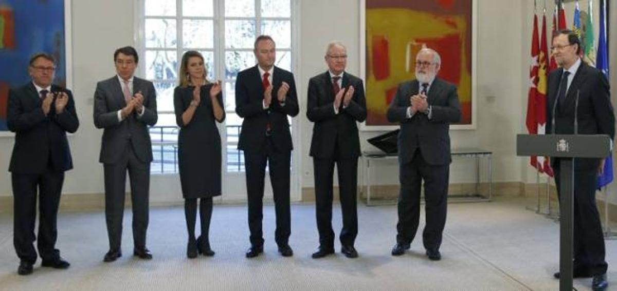 Los presidentes de Extremadura, Madrid, Murcia, Comunidad Valenciana y Castilla-La Mancha aplauden a Rajoy ayer.