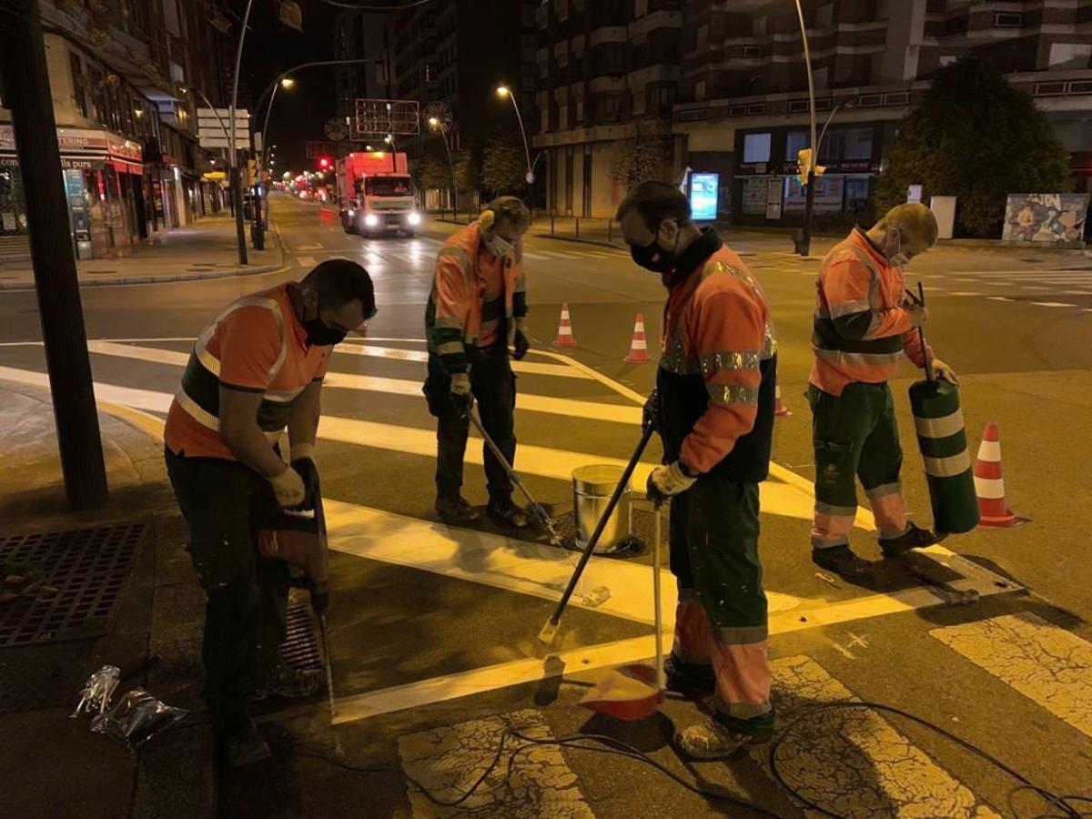 Varios trabajadores realizando sus labores durante el turno de noche.