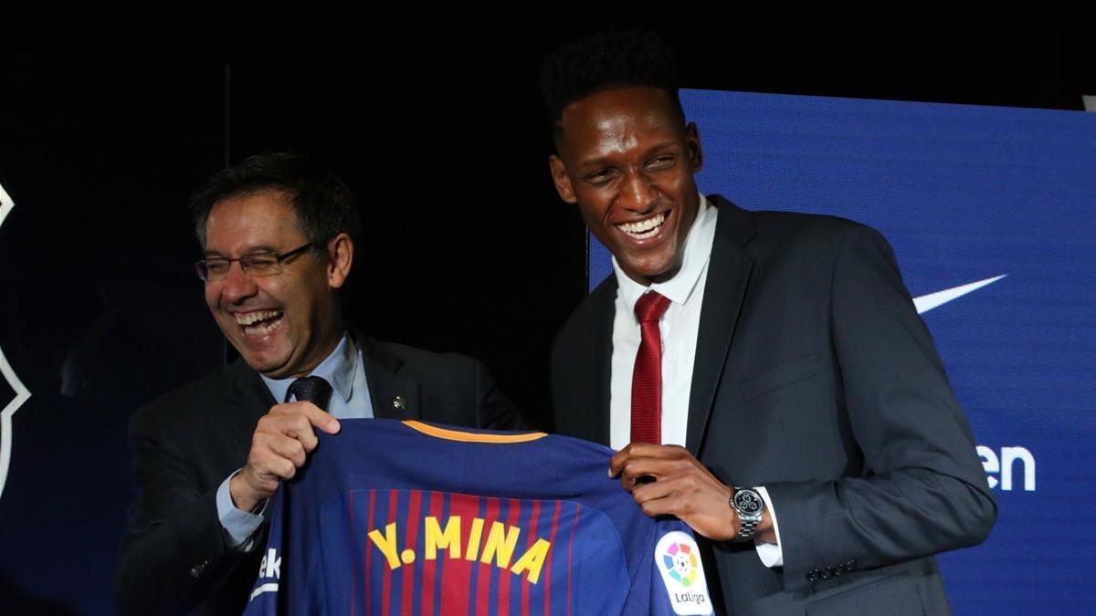 Yerri Mina posa con su nueva camiseta junto a Josep Maria Bartomeu.