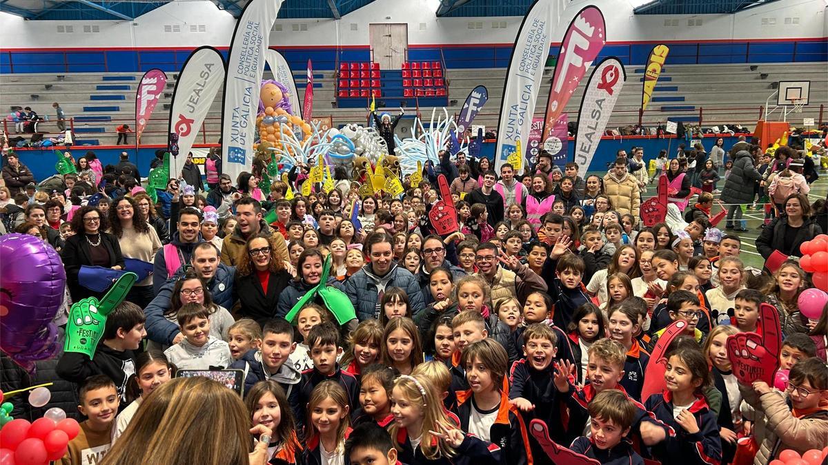 Autoridades, representantes empresariales, escolares y usuarios de Amicos, en el Festiritititi.