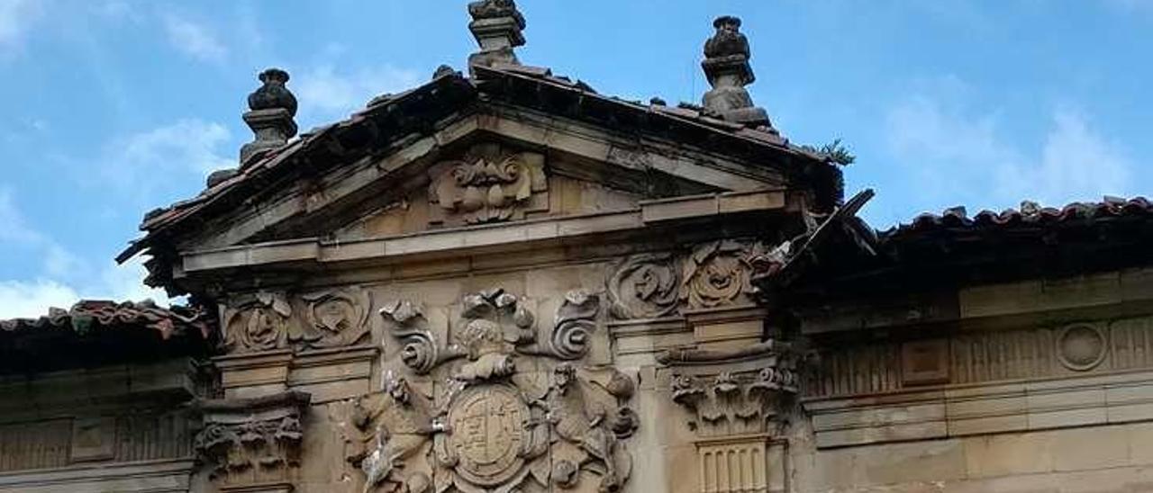 Daños en el frontón del palacio de Celles.