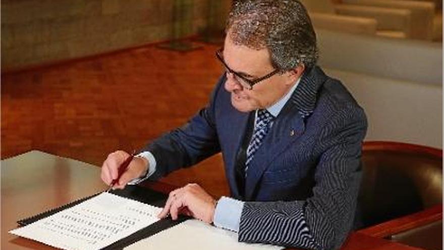 Artur Mas va signar el decret de constitució del parlament al Palau de la Generalitat.