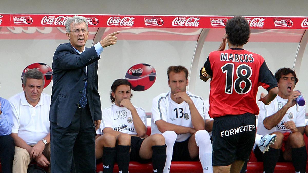 Benito Floro dialoga con Marcos Martín de la Fuente durante su etapa como entrenador del Mallorca en la temporada 2004/05