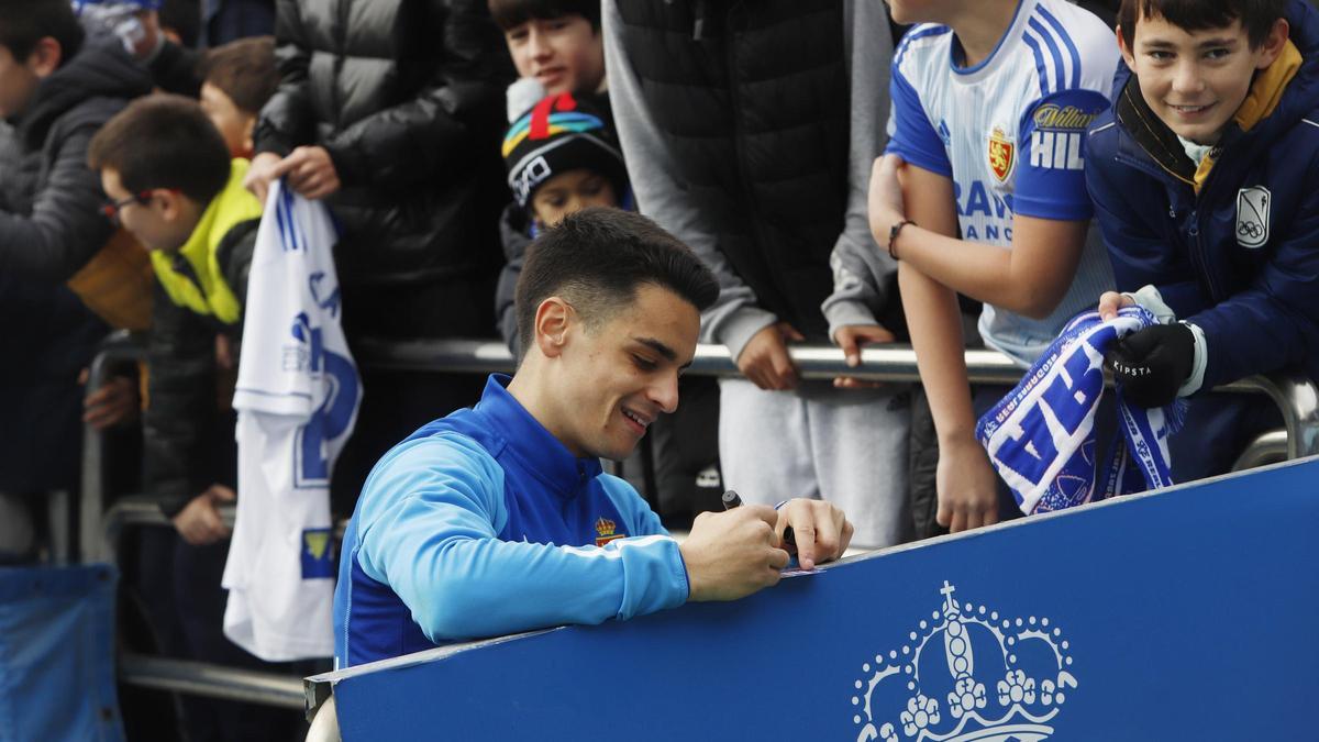 En imágenes | Gran expectación en el entrenamiento a puerta abierta del Real Zaragoza en La Romareda