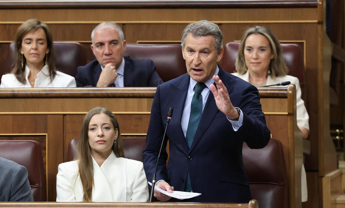 El presidente del Partido Popular, Alberto Núñez Feijóo, interviene durante una sesión de control al Gobierno, en el Congreso de los Diputados, a 17 de junio de 2026, en Madrid (España).