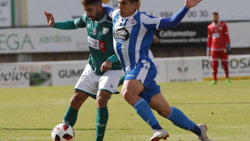 Antón de Vicente, del Rápido de Bouzas, protege el balón ante la presión de un jugador del Deportivo B, ayer en el campo de O Vao. // Ricardo Grobas