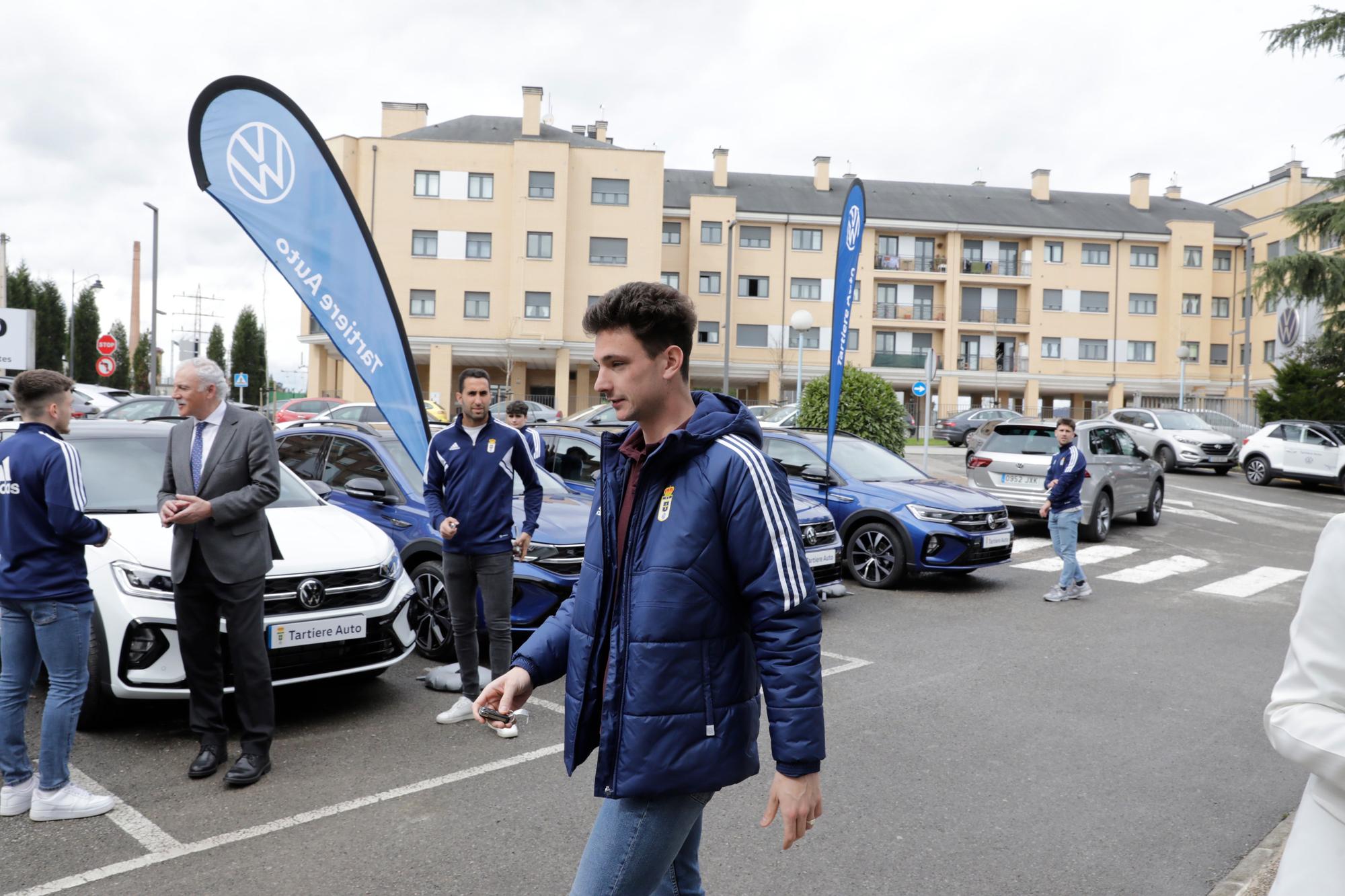 EN IMÁGENES: los jugadores del Oviedo recogen sus coches