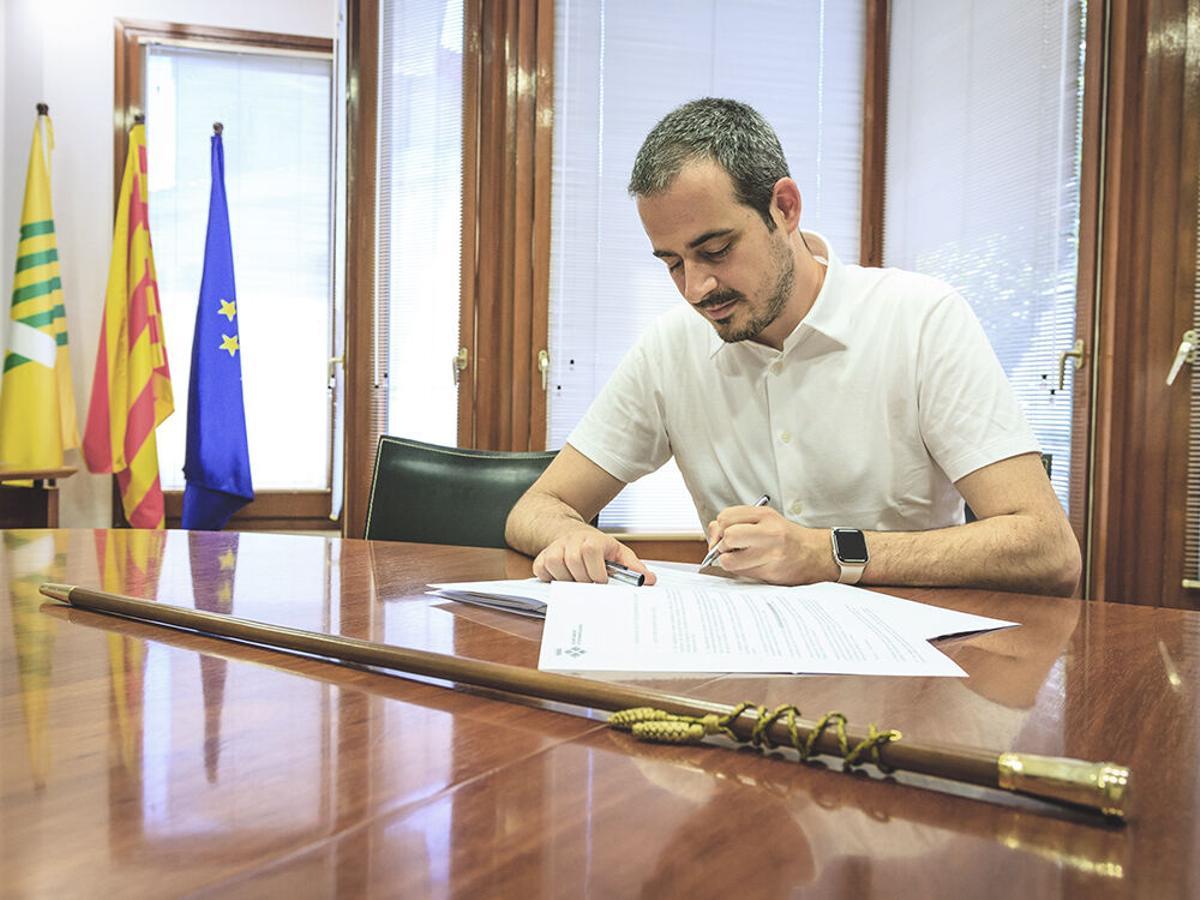 Eduard Rivas al despatx d'alcaldia Juan Jurado, relleu de Rivas