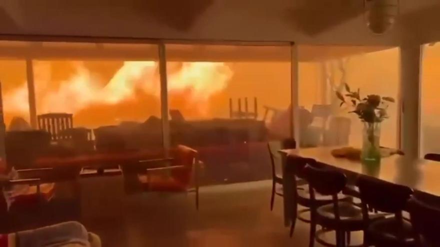 El fuego rodea una casa en Los Ángeles, en un espectacular vídeo grabado desde dentro de la vivienda