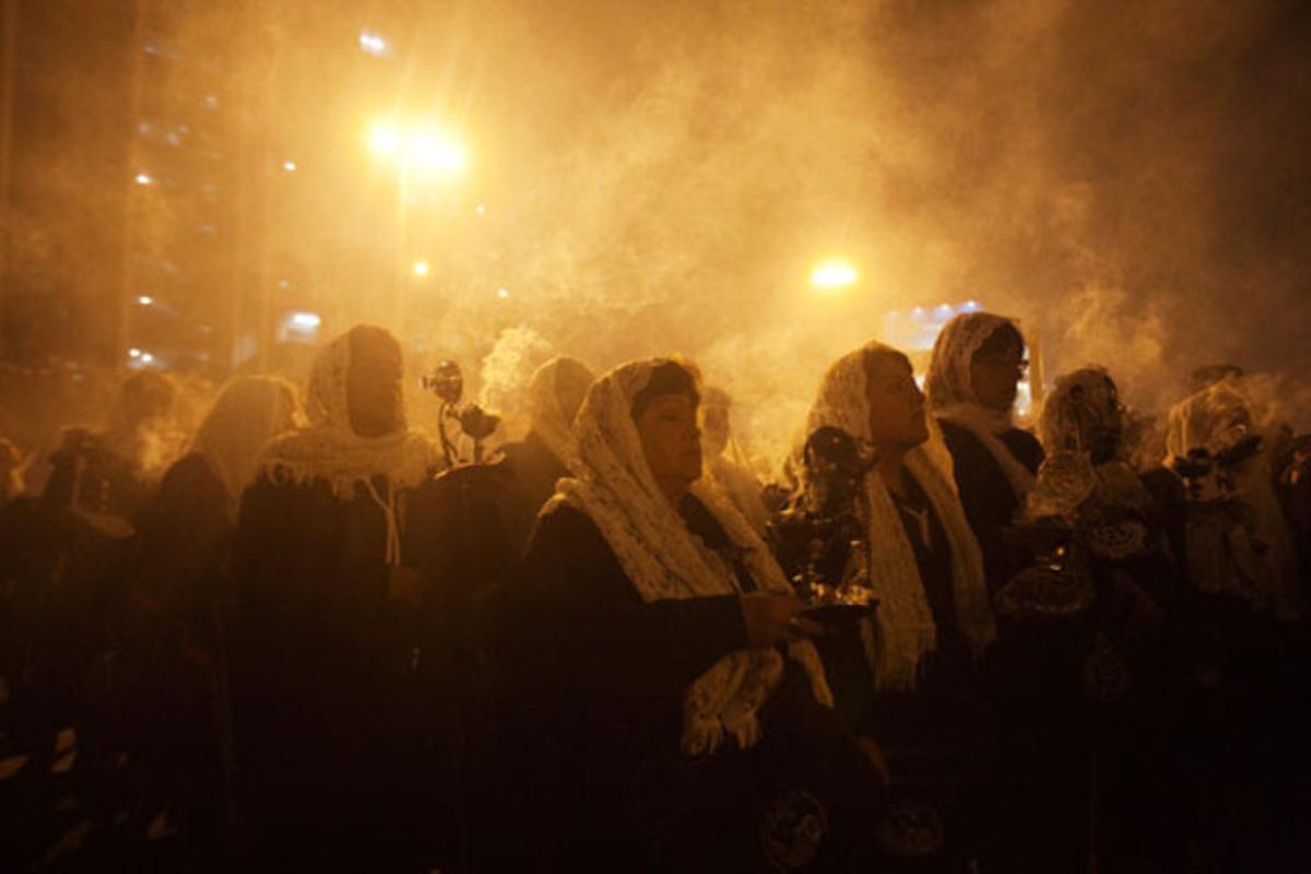 Un grup de dones cremen encens durant la processó catòlica del Senyor dels Miracles, al centre de Lima (Perú).