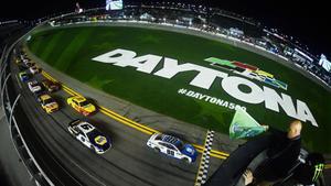 Alex Bowman, piloto del Chevrolet Nationwide No. 88, lidera durante la Serie de la Copa NASCAR Monster Energy Gander RV Duel En DAYTONA # 1 en el Daytona International Speedway, en Daytona Beach, Florida.