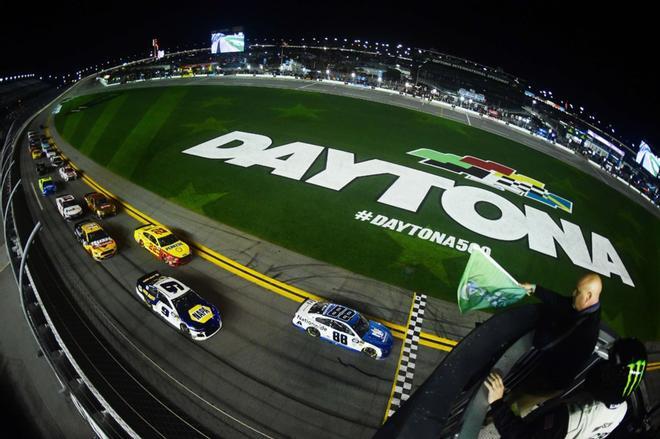 Alex Bowman, piloto del Chevrolet Nationwide No. 88, lidera durante la Serie de la Copa NASCAR Monster Energy Gander RV Duel En DAYTONA # 1 en el Daytona International Speedway, en Daytona Beach, Florida.