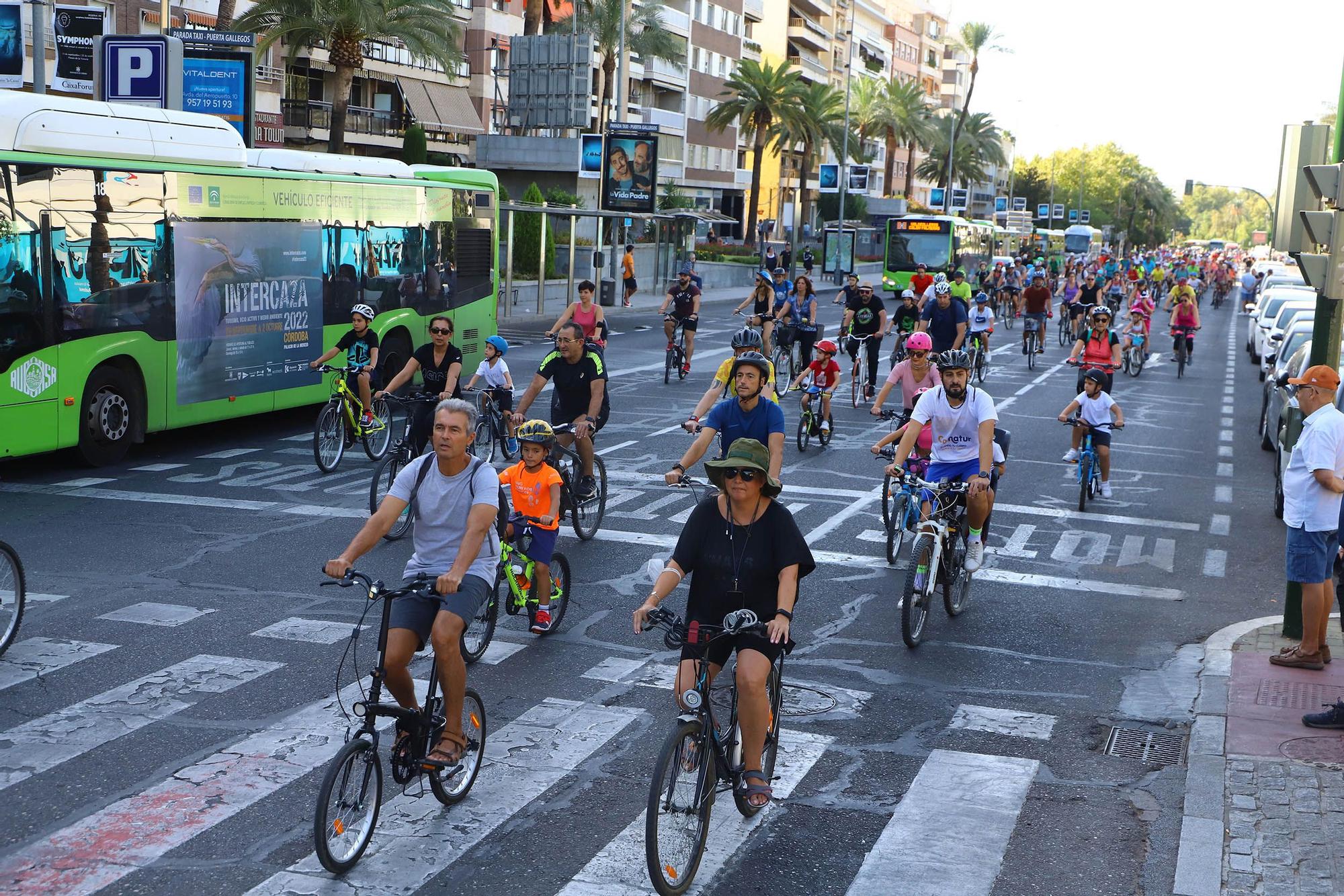 Familias enteras se suman a la Fiesta de la Bicicleta en Córdoba